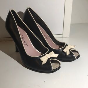 White House black market Black and white bow pumps